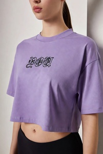 เสื้อครอปสีม่วง เสื้อยืดแขนสั้นลำลองสำหรับผู้หญิง คอกลม พิมพ์ลายตัวอักษร ทรงหลวม ผ้าฝ้ายเจอร์ซีย์ 100% ใส่ได้ทั้งฤดูใบไม้ผลิและฤดูร้อน - Product Image 3