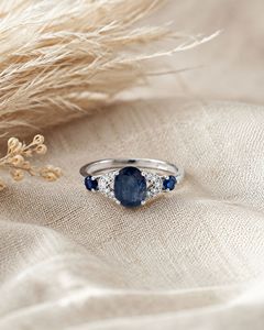 Anillo de Zafiro Azul y Diamantes con Engaste de Garras en Plata de Ley 92.5 con Baño de Rodio para Joyería Infantil de Lujo - Product Image 6