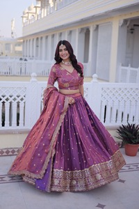 Lehenga Choli indien pakistanais en tissu de soie ethnique, orné de sequins et de broderies Zari, élégant et festif pour mariages et cérémonies. - Product Image 6