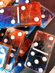 Jeu de dominos en résine de luxe rouge, bleu et blanc - Product Image 2