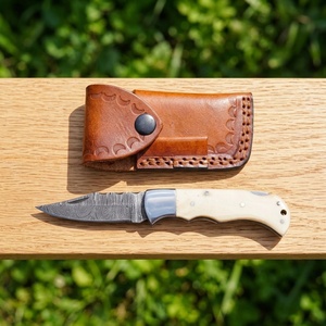 Couteau pliant artisanal en acier Damas à pointe tombante, manche en os, étui en cuir, couteau de poche utilitaire de camping OEM - Product Image 6