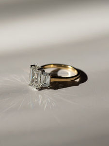 Anillo de Diamantes de Corte Esmeralda de Lujo con Diamantes Laterales, Oro Amarillo, Elegante Anillo de Compromiso de Diamantes Esmeralda para Mujer, Joyería Fina - Product Image 4