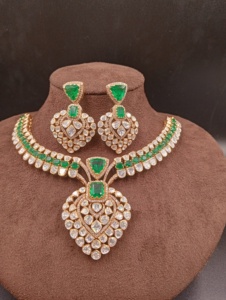 Juego de Collar y Aretes de Plata Chapada en Oro de Alta Calidad para Mujer, con Piedra Doble Verde, Diseño Floral Clásico, de Amaira Jewels - Product Image 2