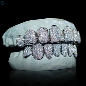 Grillz personnalisés en or blanc 14 carats avec diamants de laboratoire et un look entièrement serti pour un style hip-hop. - Product Image 6