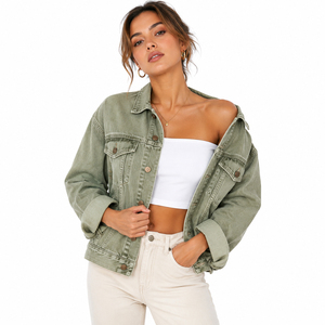 Vente en gros : Blousons en jean pour femmes avec poches poitrine, col rabattu, style trucker, à manches longues et fermeture boutonnée - Product Image 1