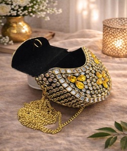 Pochette de soirée premium effet miroir argenté avec motif carreaux carrés et bandoulière chaîne pour femme, idéale pour mariages et soirées - Product Image 6