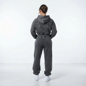 Conjunto de chándal de dos piezas para mujer: Sudadera con capucha corta con cremallera y pedrería, lavado ácido, y pantalones de chándal de pierna ancha - Product Image 2