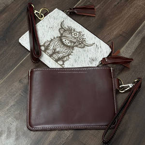Pochette de bracelet en cuir de vachette de gravure de vache Highland Floral de haute qualité avec fermeture à glissière à pompon et bracelet en cuir détachable - Product Image 5