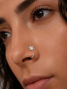 Pendiente de nariz de plata 925 con forma de flor y diamante moissanita para mujer, joyería linda para uso diario. - Product Image 1