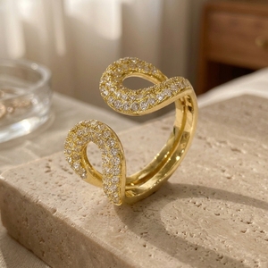 แหวนเพชรทรงเปิดแบบวงแหวน ดีไซน์คลื่นคู่ ลวดลายเป็นเอกลักษณ์  ทองคำ 14K สีเหลือง - Product Image 4