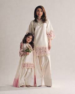 Ensemble de salwar kameez en soie crêpe naturelle de qualité supérieure avec broderies lourdes, sequins, travail manuel Moti et dupatta en soie organza - Product Image 1