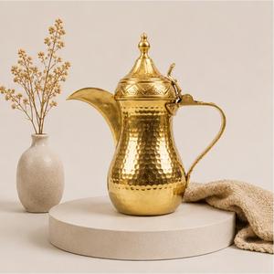 Lujosa cafetera árabe tradicional Dallah, hecha a mano, de latón martillado y chapado en oro, para preparar Gahwa, ideal para hoteles y restaurantes. - Product Image 2