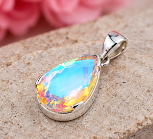 Pendentif en argent Aura Quartz avec pierre précieuse bleue irisée en forme de goutte d'eau et monture en argent moderne élégante - Product Image 4