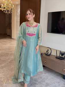 Nuevo Diseño Vestido Largo de Seda para Mujer con Bordado y Cuentas, Protección Solar, Secado Rápido, Sin Arrugas, Ideal para Fiestas, Diwali/Bodas - Product Image 1