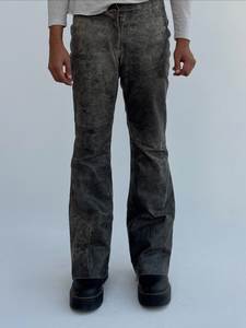 Pantalones de cuero negro desgastado, corte recto, cintura media, estilo casual, con bordes deshilachados, acabado lavado, para otoño - Product Image 3