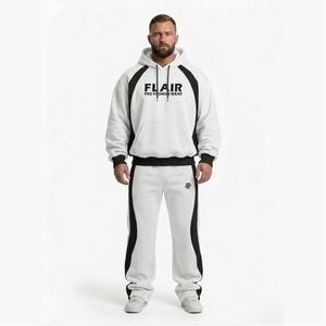 Conjunto Deportivo de Felpa Gris Claro para Hombre, Sudadera con Capucha y Pantalones Jogger con Logotipo Personalizado, Conjunto de Dos Piezas con Rayas en Contraste, Ropa Deportiva Urbana - Product Image 1