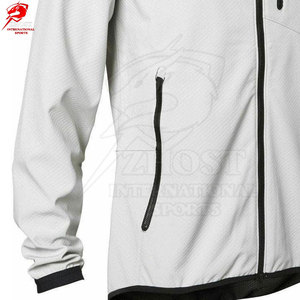 Vestes softshell athlétiques haut de gamme avec matériau léger et respirant, coupe confortable et coutures durables, en vente - Product Image 5