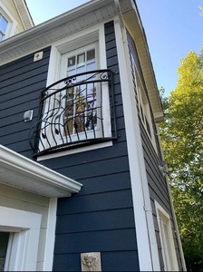 Rampe de balcon traditionnelle en fer forgé à fixer au mur ; résistante à la rouille, facile à installer et adaptée aux balcons extérieurs. - Product Image 4