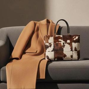 Nuevo Bolso Tote de Piel de Vaca con Pelo, Elegante y de Moda para Mujer, en Oferta, Diseño Multiusos, Resistente y Sostenible - Product Image 6