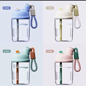 Bouteille d'eau portable 650 ml à double bec verseur avec paille, idéale pour les étudiants, personnalisable avec logo, en plastique, comme cadeau - Product Image 2
