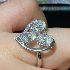 แหวนเพชรทรงรี 3 กะรัต Iced Jewelz ขายดี ชุบทองคำขาว 14K สำหรับเธอ พร้อมใบรับรอง IGI - Product Image 1