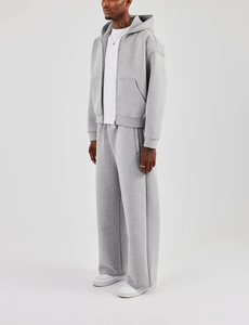Ensemble de survêtement gris clair pour homme avec veste à capuche zippée et pantalon ample pour un style sportif décontracté - Product Image 3