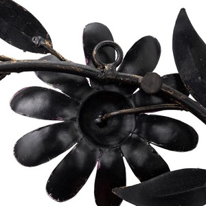 Magnifique couronne de fleurs en métal violet, ornée de feuilles vertes et de centres décoratifs, sculpture murale élégante faite à la main pour l'intérieur et l'extérieur - Product Image 6