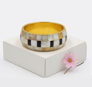 Brazalete de Madreperla con Diseño de Tablero de Ajedrez, Hecho a Mano con Incrustaciones de Concha y Detalles Negros, Tono Dorado Ancho, Estilo Boho - Product Image 3