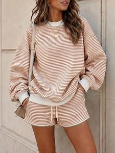 Conjunto de Pantalones Cortos y Sudadera de Cuello Alto para Mujer al por Mayor, con Logotipo Personalizado, Rayas, Manga Larga, Traje Deportivo de Dos Piezas - Product Image 3