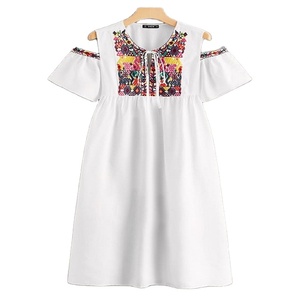 Vestido Midi Bohemio Blanco Bordado con Hombros Descubiertos, Ajuste Holgado, Estilo Casual de Verano, Tejido de Algodón con Estampado Floral, Estilo Línea A - Product Image 1