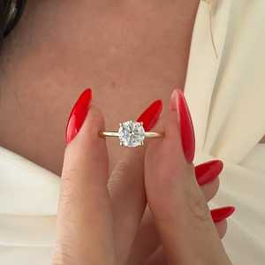 Anillo de Compromiso con Diamante Cultivado en Laboratorio, Corte Brillante Redondo de 1 Quilate, Oro Amarillo de 14k, Anillo Solitario Minimalista de 4 Puntas, Certificado IGI - Product Image 6