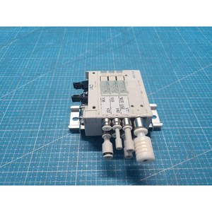 Collecteur de vannes solénoïdes pneumatiques CKD N4E0-ER + N4E0-Q + N3E0660-M + N4E0-T52, utilisés tels quels, pièces d'équipement semi-conducteur d'occasion - Product Image 1