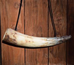 แตรเป่ามือทำสไตล์ไวกิ้งจากวัสดุธรรมชาติ แตรสงครามขนาด 25-30 ซม. พร้อมสายหนัง สำหรับการจำลองสถานการณ์ - Product Image 3