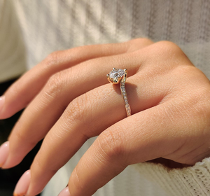 Anillo de Regalo para Boda, Compromiso, Aniversario o Fiesta, con Diamante de Laboratorio, Diseño Golden Vow Crowned Love Serene Halo Legacy Brilliance Perfect Union - Product Image 4