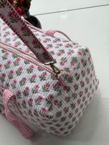 Bolsa de lona acolchada de algodón hecha a mano con elegante estampado en bloques, asas resistentes, ligera y espaciosa, perfecta para el fin de semana. - Product Image 2