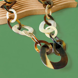 Collier en corne naturelle fait main, bijou statement, maillons géométriques entrelacés, accessoire de mode artisanal pour femme. - Product Image 2