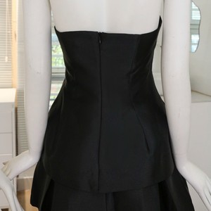Robe mini fourreau blanche tissée vintage de luxe, sans manches, épaules dénudées, taille naturelle, détail nœud, boutonnée sur le devant, pour soirée et rendez-vous - Product Image 2