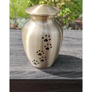 Urne funéraire dorée pour animaux de compagnie avec empreinte de patte noire, motifs personnalisables, urnes en laiton durables pour cendres, idées de cadeaux commémoratifs pour animaux. - Product Image 1
