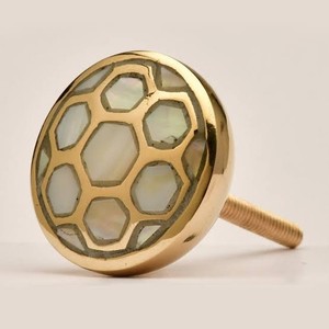 Bouton de meuble rond artisanal en laiton incrusté de nacre, design décoratif, poignée de tiroir, poignée de porte de placard, quincaillerie de mobilier - Product Image 6
