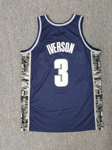 Maillot de basketball style universitaire pour homme, bleu marine et gris, avec empiècements latéraux, personnalisable avec nom et numéro, sublimé, sans manches, pour équipe de basketball - Product Image 2