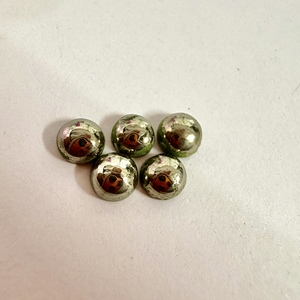 Lote al por mayor de gemas sueltas calibradas de pirita dorada natural de 6x6 mm, cabujón redondo con parte trasera plana para fabricación de joyas. - Product Image 5