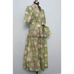 Robe midi florale Kangura pour femme, 100 % coton écologique, style Kangura, col en V, manches courtes, boutons décoratifs, lavable. - Product Image 5