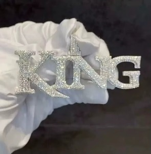 จี้รูปตัวอักษร Iced Out King ประดับมงกุฎแบบ Micro Pave สไตล์ฮิปฮอป ประดับเพชรโมอิสซาไนต์ + เงินแท้ 925 ชุบเงิน สำหรับทุกเพศ - Product Image 2