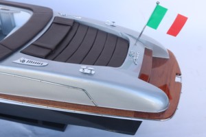 RIVA ISEO Pintado en Plata - Maqueta de Lancha Rápida Europea de Madera Hecha a Mano para Decoración del Hogar, Estilo Náutico o Regalo Empresarial - Product Image 5