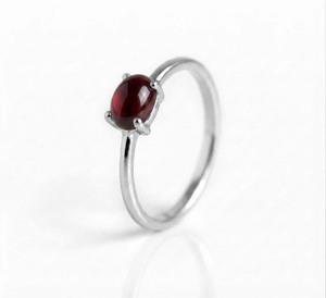 Bague solitaire Rhaya Jewels pour femme, classique et tendance, en argent sterling 925 plaqué rhodium, avec grenat cabochon taille ovale et sertissage à griffes - Product Image 3
