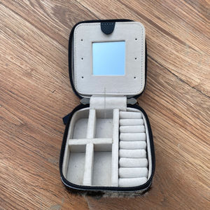 Venta al por mayor Mini viaje de cuero de vaca caja de la joyería portátil anillo pendiente collar organizador de almacenamiento personalizado a mano pequeña caja de joyería - Product Image 4