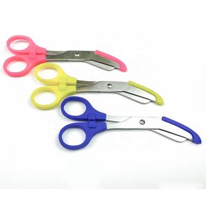 Tijeras de Corte de Vendajes Metálicas Manuales Profesionales de Bajo Precio con Mosquetón para Uso de Enfermeras - Product Image 5