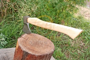 Hache de camping artisanale en acier Damas avec manche en bois de frêne et étui en cuir, hache de survie Tomahawk, OEM ODM, vente en gros - Product Image 4