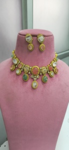 Ensemble de collier de qualité supérieure, boucles d'oreilles au design magnifique, design unique, parfait pour les tenues de soirée, convient aux tenues ethniques et occidentales. - Product Image 3