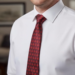 Corbata Masónica Roja con Cuadrado y Compás - [Roja] Aproximadamente 56 pulgadas de largo y 3 pulgadas de ancho, hecha de poliéster - Product Image 3